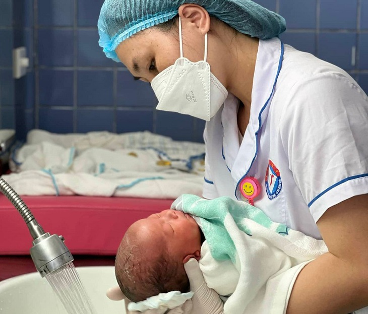 Nỗi lòng của những người làm công việc chăm sóc sức khoẻ sản phụ và trẻ sơ sinh - Ảnh 2.