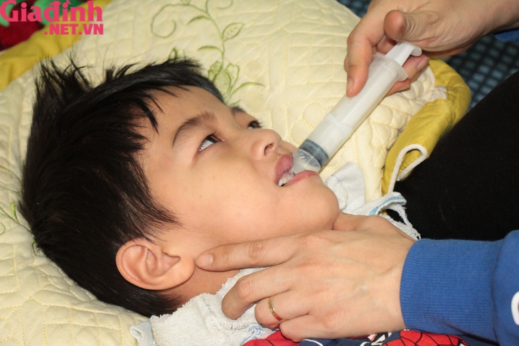 Ám ảnh tiếng khóc bé trai 5 tuổi mắc bệnh u não ở Hải Dương và nỗi đau vợ chồng trẻ - Ảnh 6. Ám ảnh tiếng khóc bé trai 5 tuổi mắc bệnh u não ở Hải Dương và nỗi đau vợ chồng trẻ - Ảnh 6.