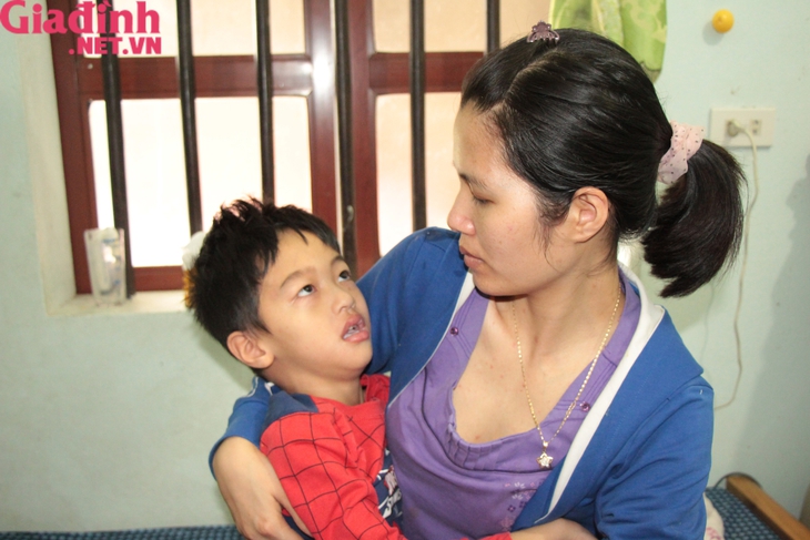 Ám ảnh tiếng khóc bé trai 5 tuổi mắc bệnh u não ở Hải Dương và nỗi đau vợ chồng trẻ - Ảnh 1. Ám ảnh tiếng khóc bé trai 5 tuổi mắc bệnh u não ở Hải Dương và nỗi đau vợ chồng trẻ - Ảnh 1.