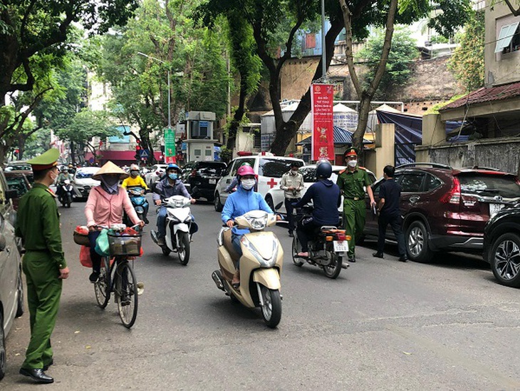Phạt hơn 40 triệu đồng các bãi xe quanh bệnh viện Việt – Đức - Ảnh 2.