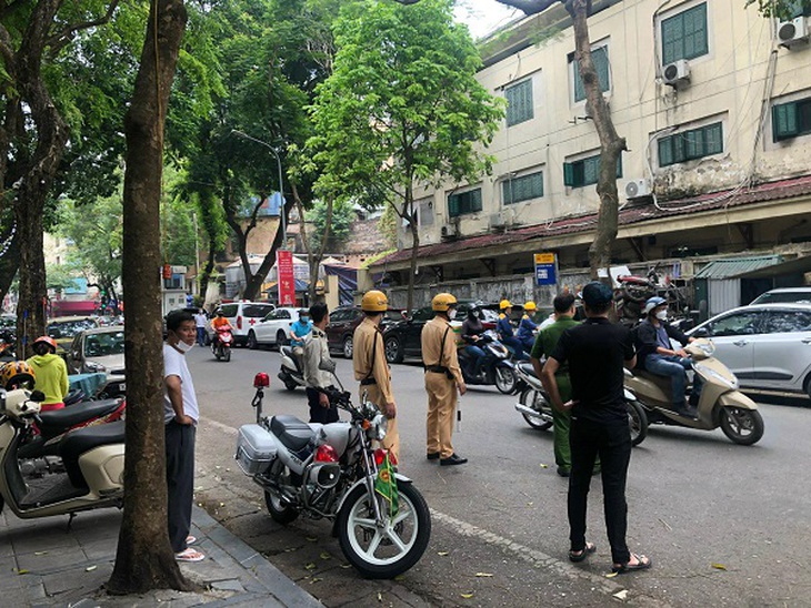 Phạt hơn 40 triệu đồng các bãi xe quanh bệnh viện Việt – Đức - Ảnh 3.