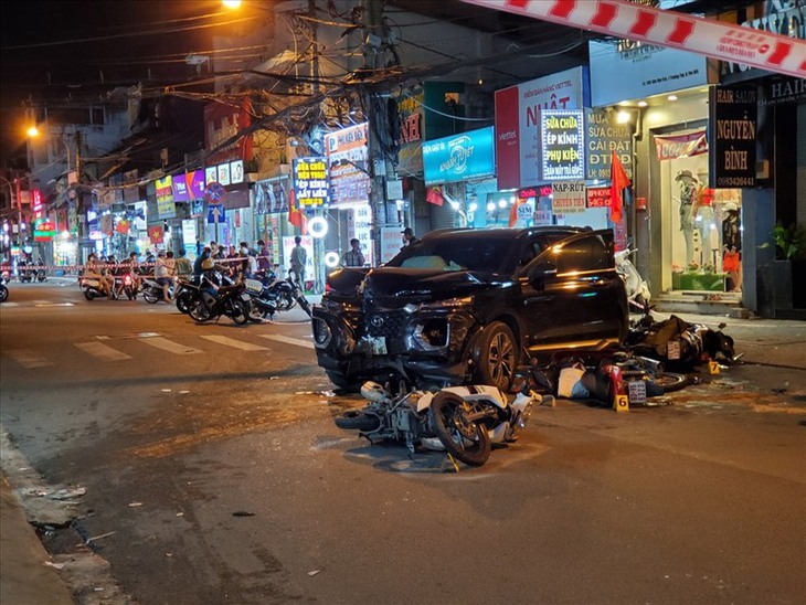 Xe "điên" tông hàng loạt xe máy, nhiều người bị thương ở TP.HCM: Nhân chứng kể lại khoảnh khắc kinh hoàng
