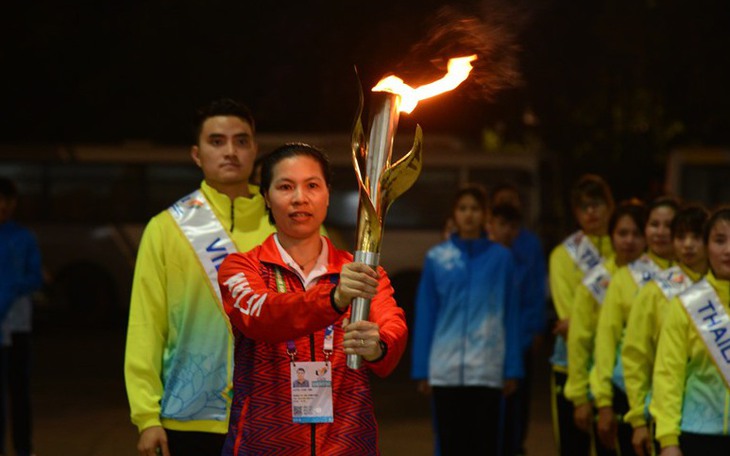 Ngọn lửa SEA Games 31 rực sáng trên bầu trời Hà Nội