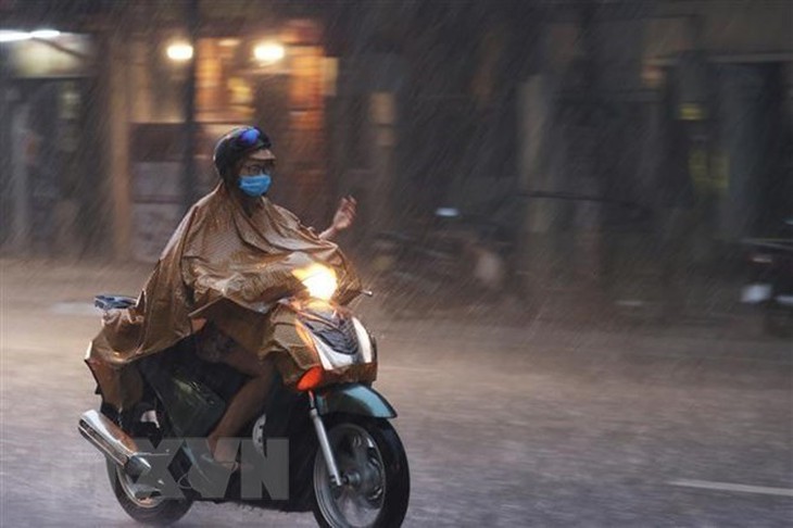Nhiều khu vực trên cả nước có mưa dông, đề phòng thời tiết nguy hiểm - Ảnh 1.