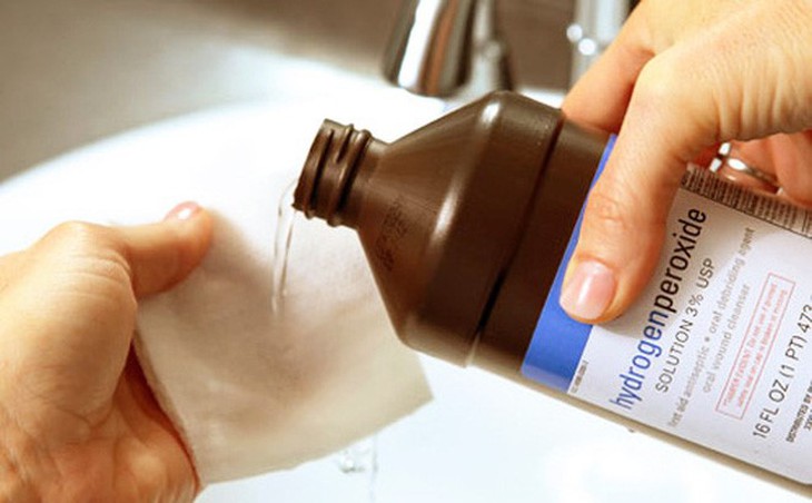 Bị viêm tai giữa có nên rửa tai bằng oxy già? - Ảnh 1.