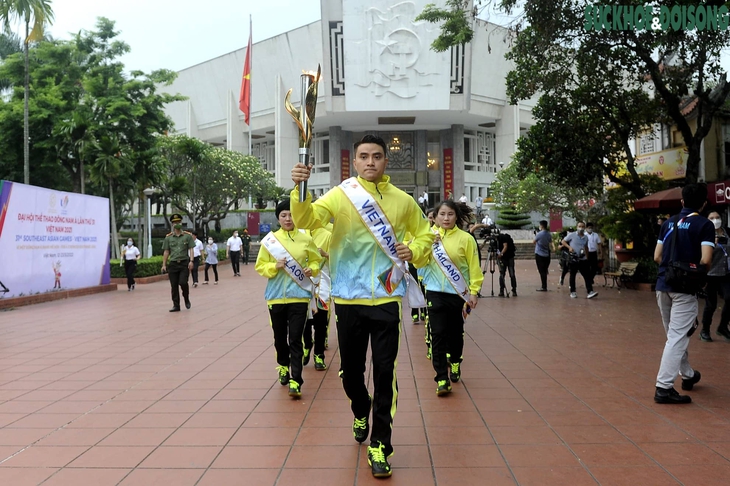 Ngọn lửa SEA Games 31 rực sáng trên bầu trời Hà Nội - Ảnh 6.