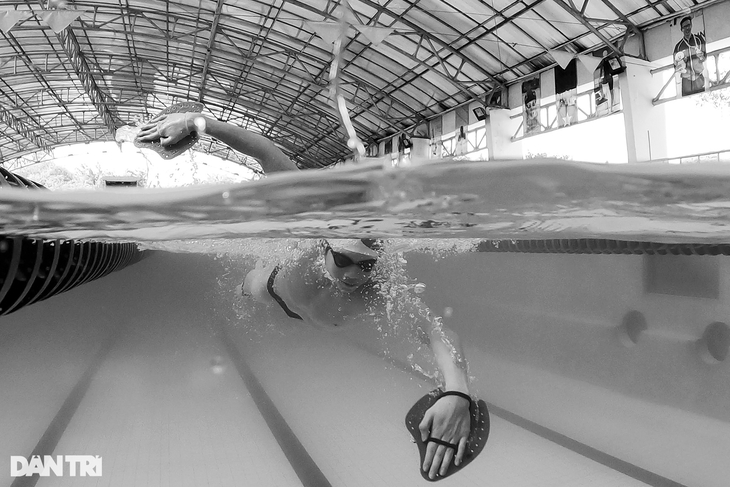 Lặn bể bơi ngắm 'kình ngư' em trai Ánh Viên tập luyện cho SEA Games 31 - Ảnh 2. Lặn bể bơi ngắm 'kình ngư' em trai Ánh Viên tập luyện cho SEA Games 31 - Ảnh 2.