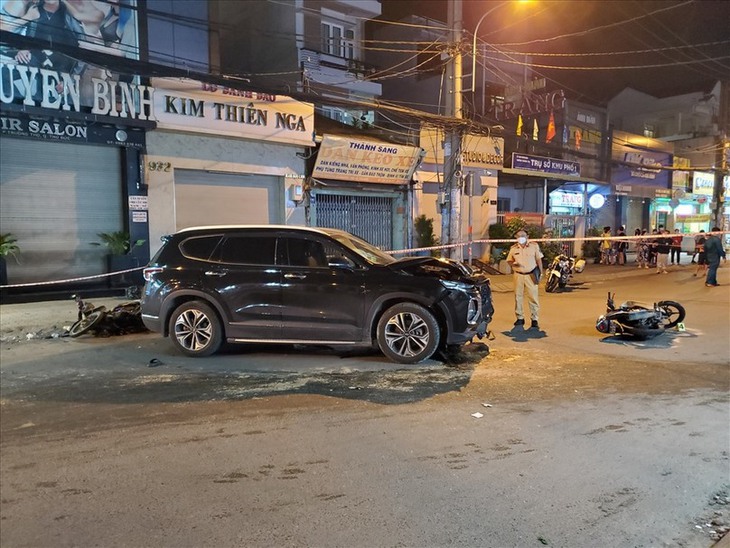 Kinh hoàng xe 'điên' tông hàng loạt xe máy, nhiều người bị thương qua lời kể nhân chứng - Ảnh 2. Kinh hoàng xe 'điên' tông hàng loạt xe máy, nhiều người bị thương qua lời kể nhân chứng - Ảnh 2.