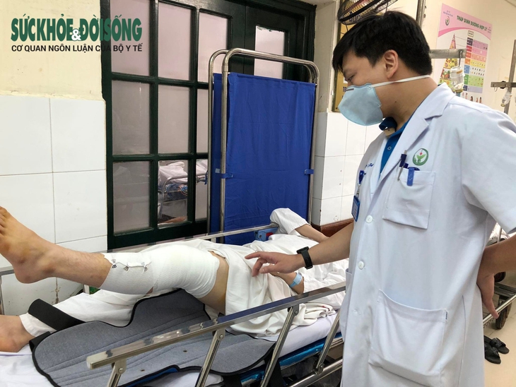 Va chạm khi đá bóng, nam thanh niên bị đứt dây chằng chéo đầu gối - Ảnh 1.