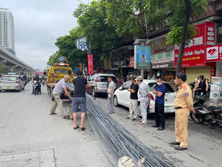 Xe tự chế chở sắt dài cả chục mét đâm xuyên đầu xe buýt - Ảnh 9.