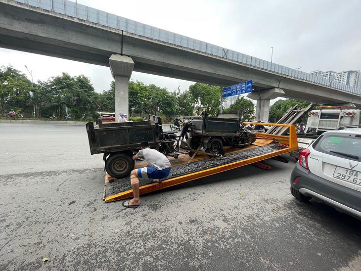 Xe tự chế chở sắt dài cả chục mét đâm xuyên đầu xe buýt - Ảnh 8.