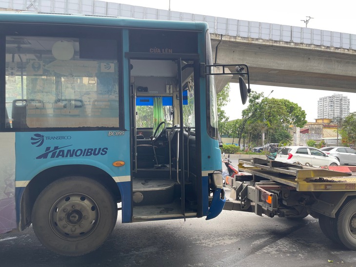Xe tự chế chở sắt dài cả chục mét đâm xuyên đầu xe buýt - Ảnh 2.