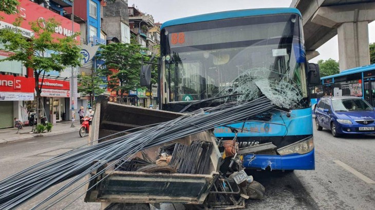 Xe tự chế chở sắt dài cả chục mét đâm xuyên đầu xe buýt - Ảnh 4.