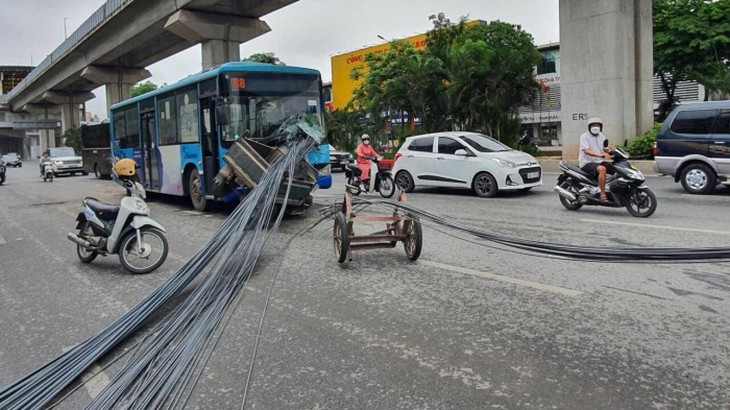 Xe tự chế chở sắt dài cả chục mét đâm xuyên đầu xe buýt - Ảnh 1.