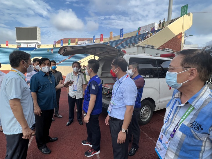 Lực lượng y tế phục vụ SEA Games 31 kịp thời đưa cầu thủ va chạm khi thi đấu đi theo dõi sức khỏe - Ảnh 1.