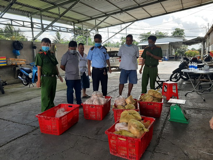 Số hàng thực phẩm đông lạnh không rõ nguồn gốc bị lực lượng chức năng thu giữ