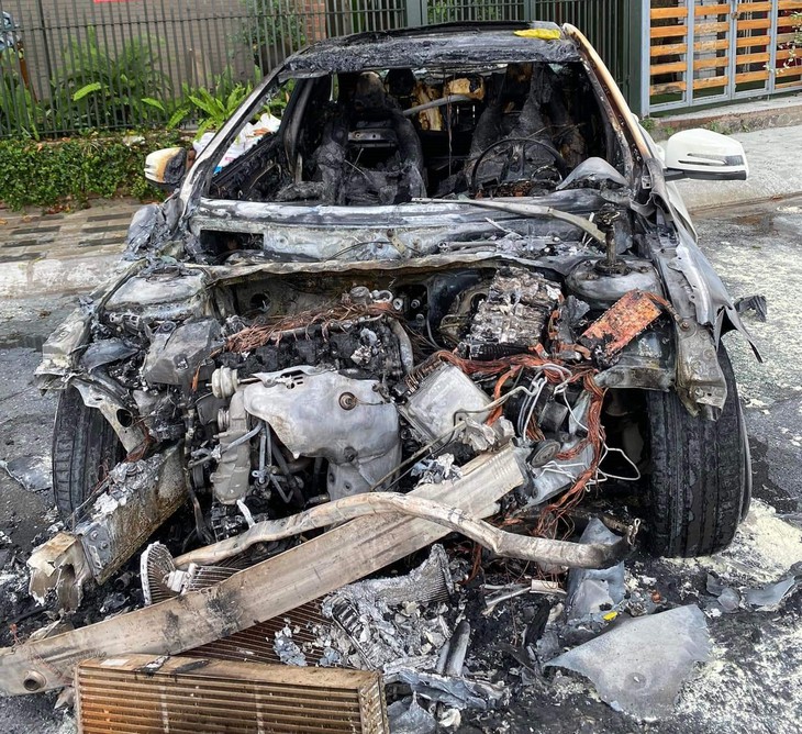Xe Mercedes bất ngờ đâm vào gốc cây rồi bốc cháy ven hồ Tây - Ảnh 2.