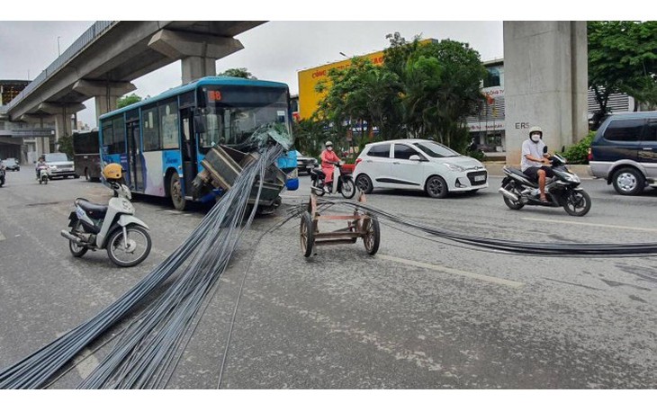 Xe tự chế chở sắt dài cả chục mét đâm xuyên đầu xe buýt