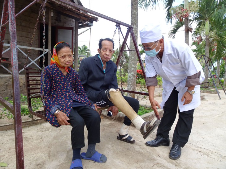 Trái tim nhân hậu của bác sĩ với bệnh nhân phong - Ảnh 4.