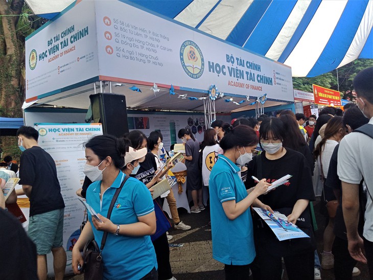 "Ngày hội Tư vấn tuyển sinh - hướng nghiệp" có quy mô lớn nhất từ trước tới nay - Ảnh 6. "Ngày hội Tư vấn tuyển sinh - hướng nghiệp" có quy mô lớn nhất từ trước tới nay - Ảnh 6.