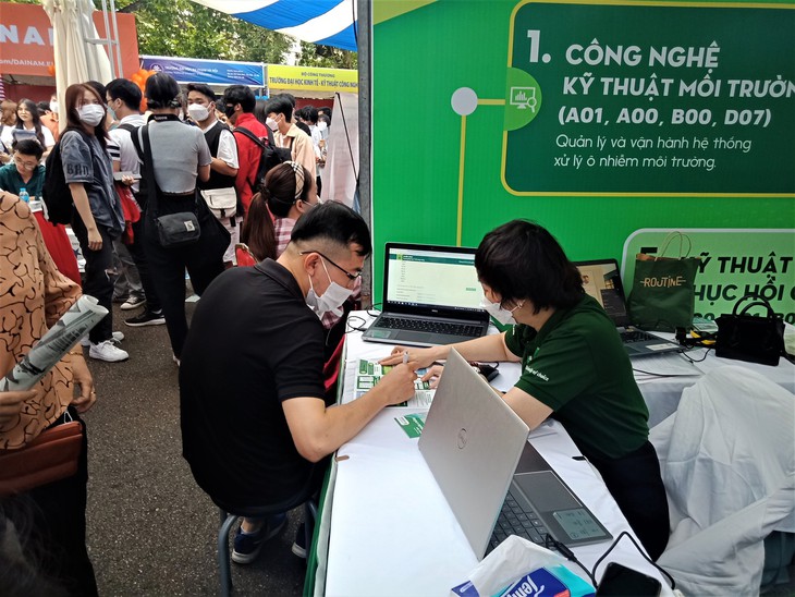 "Ngày hội Tư vấn tuyển sinh - hướng nghiệp" có quy mô lớn nhất từ trước tới nay - Ảnh 4. "Ngày hội Tư vấn tuyển sinh - hướng nghiệp" có quy mô lớn nhất từ trước tới nay - Ảnh 4.