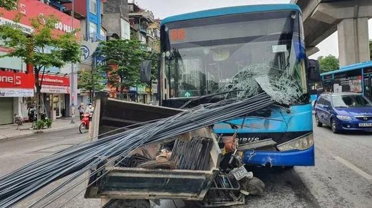 Hà Nội chỉ đạo nóng sau vụ xe tự chế chở sắt lao vào đầu xe buýt - Ảnh 2.