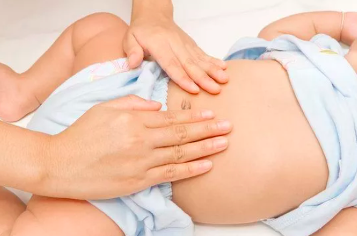 Trẻ đau bụng, nôn có thể là dấu hiệu của bệnh lý gì?  - Ảnh 1.