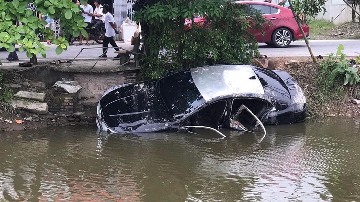 Ôtô lao xuống mương nước, 2 người tử vong, 1 người may mắn thoát nạn - Ảnh 1. Ôtô lao xuống mương nước, 2 người tử vong, 1 người may mắn thoát nạn - Ảnh 1.
