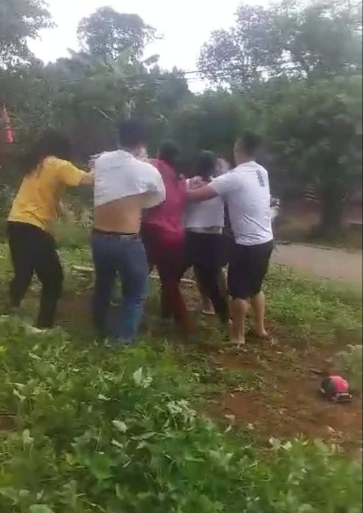 Xử lý hành vi côn đồ khi lao vào nhà hành hung người dân - Ảnh 1.