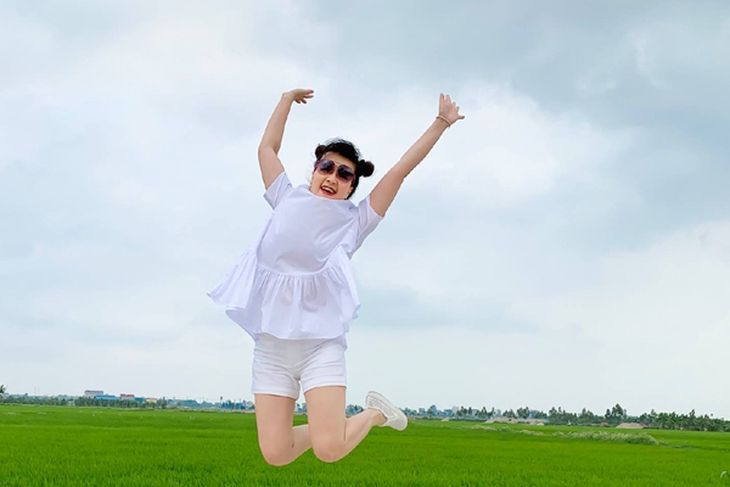 Nhan sắc đời thực ngày càng "thăng hạng" của "Táo Y tế" Vân Dung: Bí quyết nằm ở 3 điều cực kỳ dễ dàng - Ảnh 2.