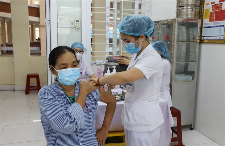 Cao Bằng: 40 người đầu tiên được tiêm mũi 4 vaccine COVID-19 - Ảnh 1.