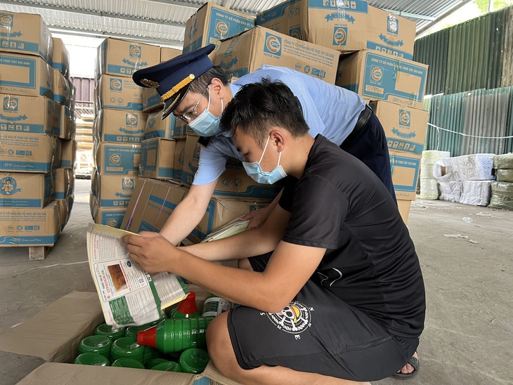 hủ kho hàng mô tả lại thao tác dán tem vào sản phẩm để phù phép ra sản phẩm thuốc bảo vệ thực vật sản xuất trong nước từ nguyên liệu bán thành phẩm của Trung Quốc