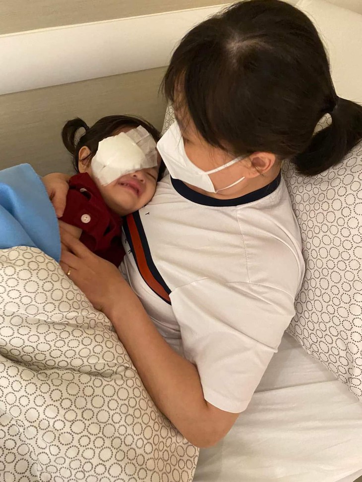 Vợ chồng nghèo cầu xin để đôi mắt con gái có thể tiếp tục thấy ánh mặt trời - Ảnh 2.