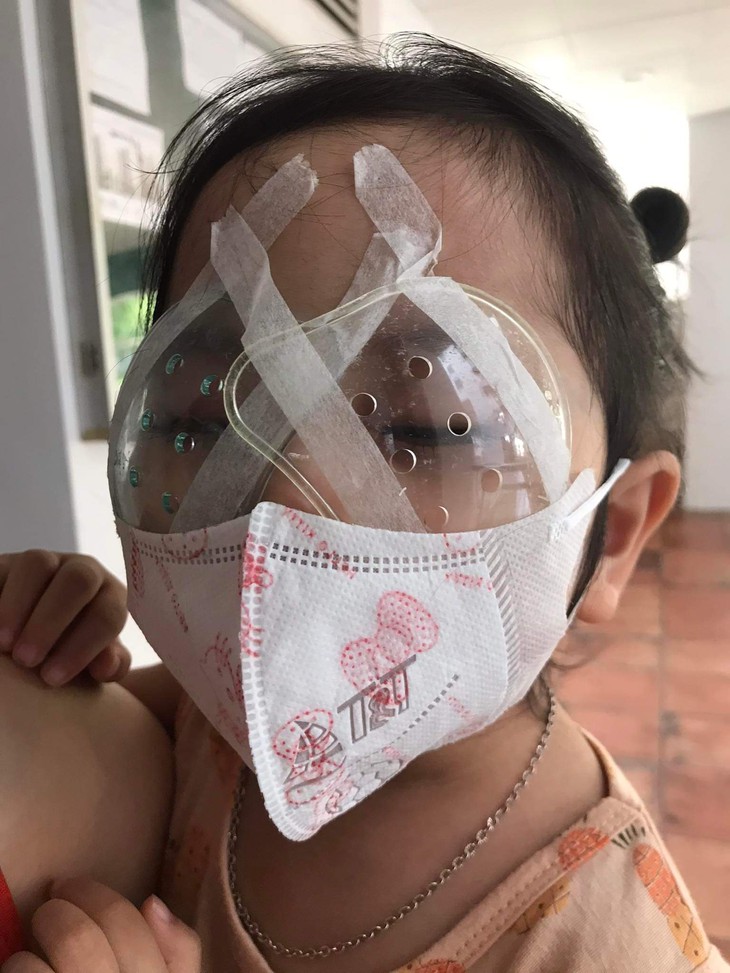 Vợ chồng nghèo cầu xin để đôi mắt con gái có thể tiếp tục thấy ánh mặt trời - Ảnh 3.