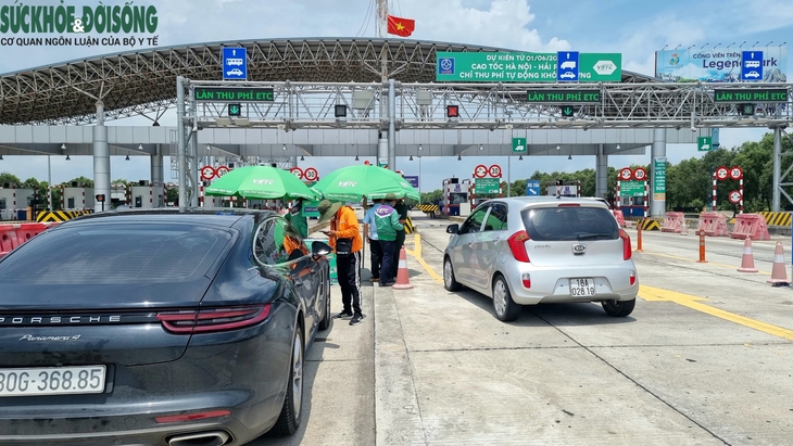 Hình ảnh ngày đầu thực hiện dừng thu phí tiền mặt tuyến cao tốc Hà Nội - Hải Phòng - Ảnh 1.
