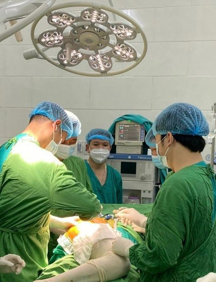 BV Hữu nghị lên miền núi thay khớp háng cho 2 bệnh nhân bằng kỹ thuật cao - Ảnh 2. BV Hữu nghị lên miền núi thay khớp háng cho 2 bệnh nhân bằng kỹ thuật cao - Ảnh 2.