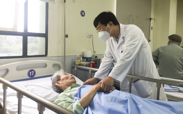 Không thể đi tiểu, cụ ông tá hỏa khi biết mình mang khối u "siêu to khổng lồ"