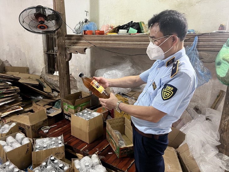 Hà Nội: Một cơ sở sản xuất hàng nghìn lít mật ong giả - Ảnh 2. Hà Nội: Một cơ sở sản xuất hàng nghìn lít mật ong giả - Ảnh 2.