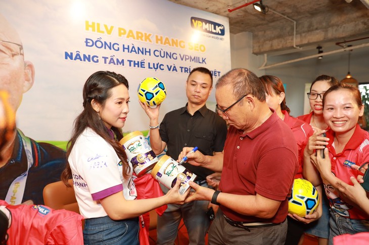 HLV Park Hang Seo cùng VPMilk khởi động dự án "Nâng cao tầm vóc Việt" cho trẻ em suy dinh dưỡng - Ảnh 1.