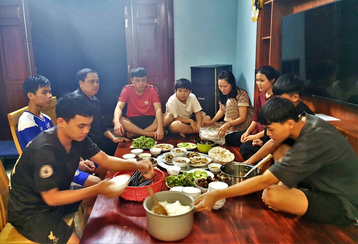 Vợ chồng "gàn" nhận nuôi trẻ nghèo Bru - Vân Kiều rồi dần hái quả ngọt - Ảnh 1. Vợ chồng "gàn" nhận nuôi trẻ nghèo Bru - Vân Kiều rồi dần hái quả ngọt - Ảnh 1.