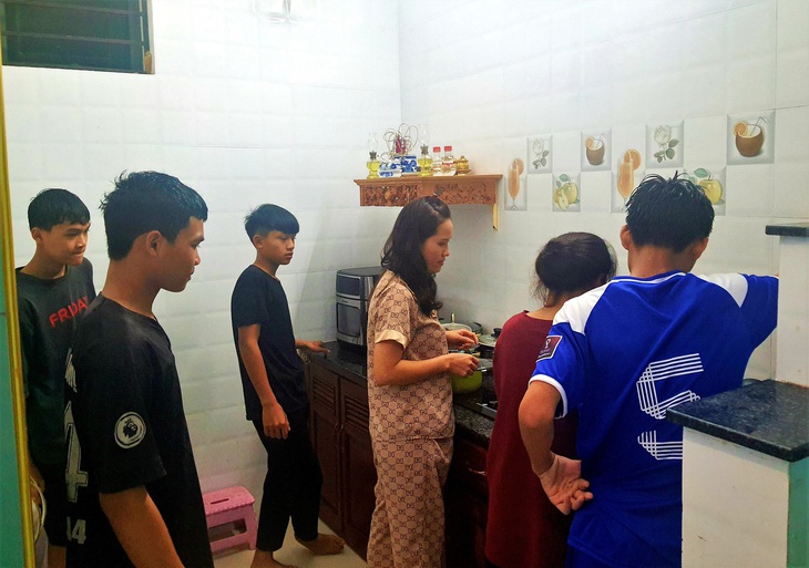 Vợ chồng "gàn" nhận nuôi trẻ nghèo Bru - Vân Kiều rồi dần hái quả ngọt - Ảnh 2. Vợ chồng "gàn" nhận nuôi trẻ nghèo Bru - Vân Kiều rồi dần hái quả ngọt - Ảnh 2.