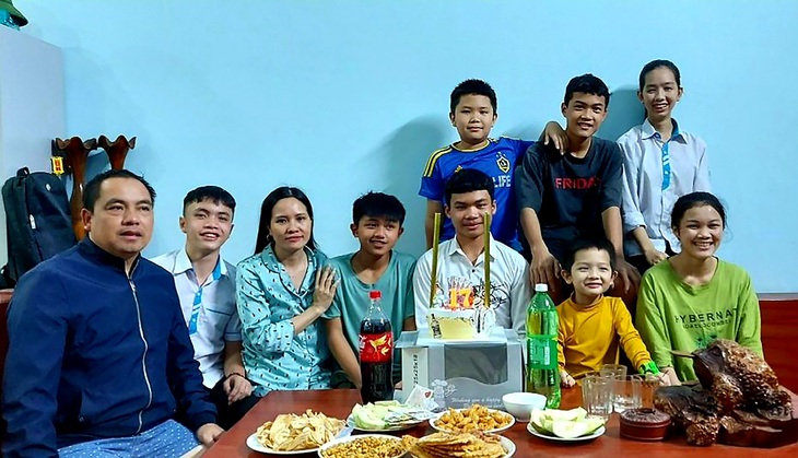 Vợ chồng "gàn" nhận nuôi trẻ nghèo Bru - Vân Kiều rồi dần hái quả ngọt - Ảnh 4. Vợ chồng "gàn" nhận nuôi trẻ nghèo Bru - Vân Kiều rồi dần hái quả ngọt - Ảnh 4.