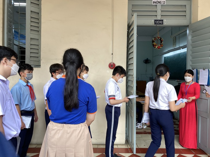 Hơn 94.000 thí sinh tại TP.HCM bước vào môn thi đầu tiên của kỳ thi tuyển lớp 10 - Ảnh 5. Hơn 94.000 thí sinh tại TP.HCM bước vào môn thi đầu tiên của kỳ thi tuyển lớp 10 - Ảnh 5.
