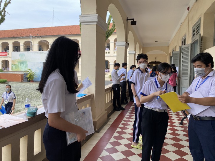 Hơn 94.000 thí sinh tại TP.HCM bước vào môn thi đầu tiên của kỳ thi tuyển lớp 10 - Ảnh 4. Hơn 94.000 thí sinh tại TP.HCM bước vào môn thi đầu tiên của kỳ thi tuyển lớp 10 - Ảnh 4.