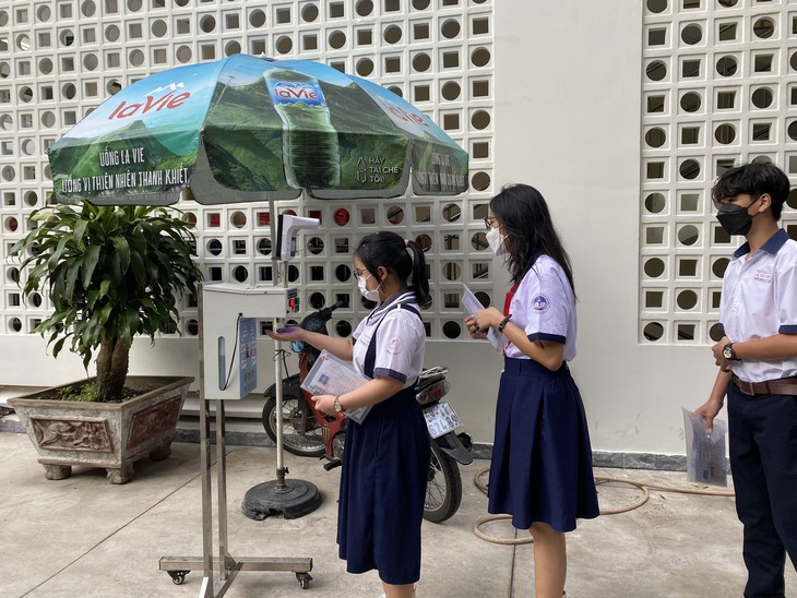 Hơn 94.000 thí sinh tại TP.HCM bước vào môn thi đầu tiên của kỳ thi tuyển lớp 10 - Ảnh 3. Hơn 94.000 thí sinh tại TP.HCM bước vào môn thi đầu tiên của kỳ thi tuyển lớp 10 - Ảnh 3.