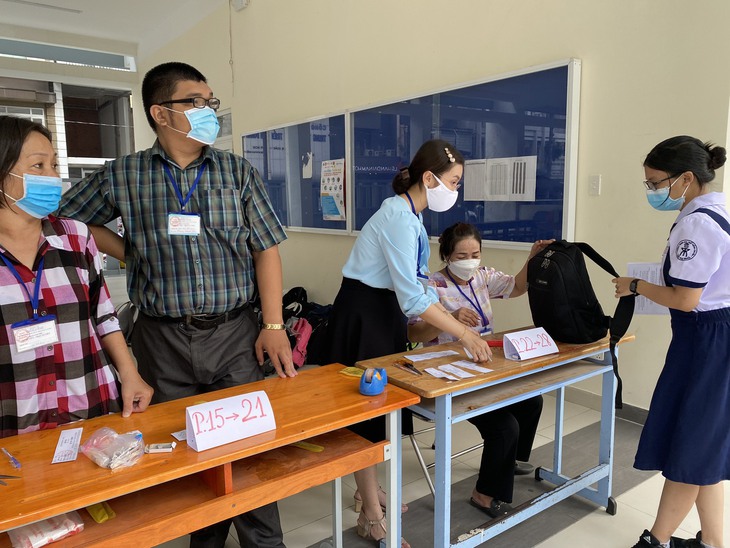 Hơn 94.000 thí sinh tại TP.HCM bước vào môn thi đầu tiên của kỳ thi tuyển lớp 10 - Ảnh 7. Hơn 94.000 thí sinh tại TP.HCM bước vào môn thi đầu tiên của kỳ thi tuyển lớp 10 - Ảnh 7.