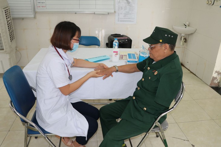 Thầy thuốc khám bệnh miễn phí tri ân người có công với cách mạng - Ảnh 10.