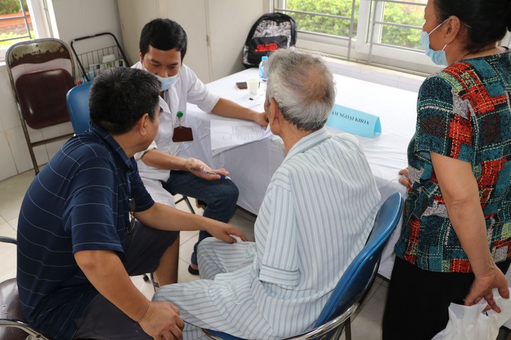 Thầy thuốc khám bệnh miễn phí tri ân người có công với cách mạng - Ảnh 12.