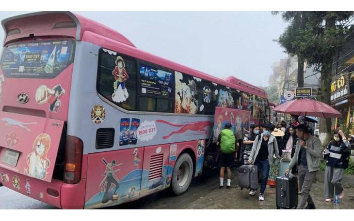 Lập biên bản vi phạm nhiều xe khách gắn BKS nước ngoài hoạt động tại Việt Nam