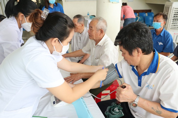 Thầy thuốc khám bệnh miễn phí tri ân người có công với cách mạng - Ảnh 9.